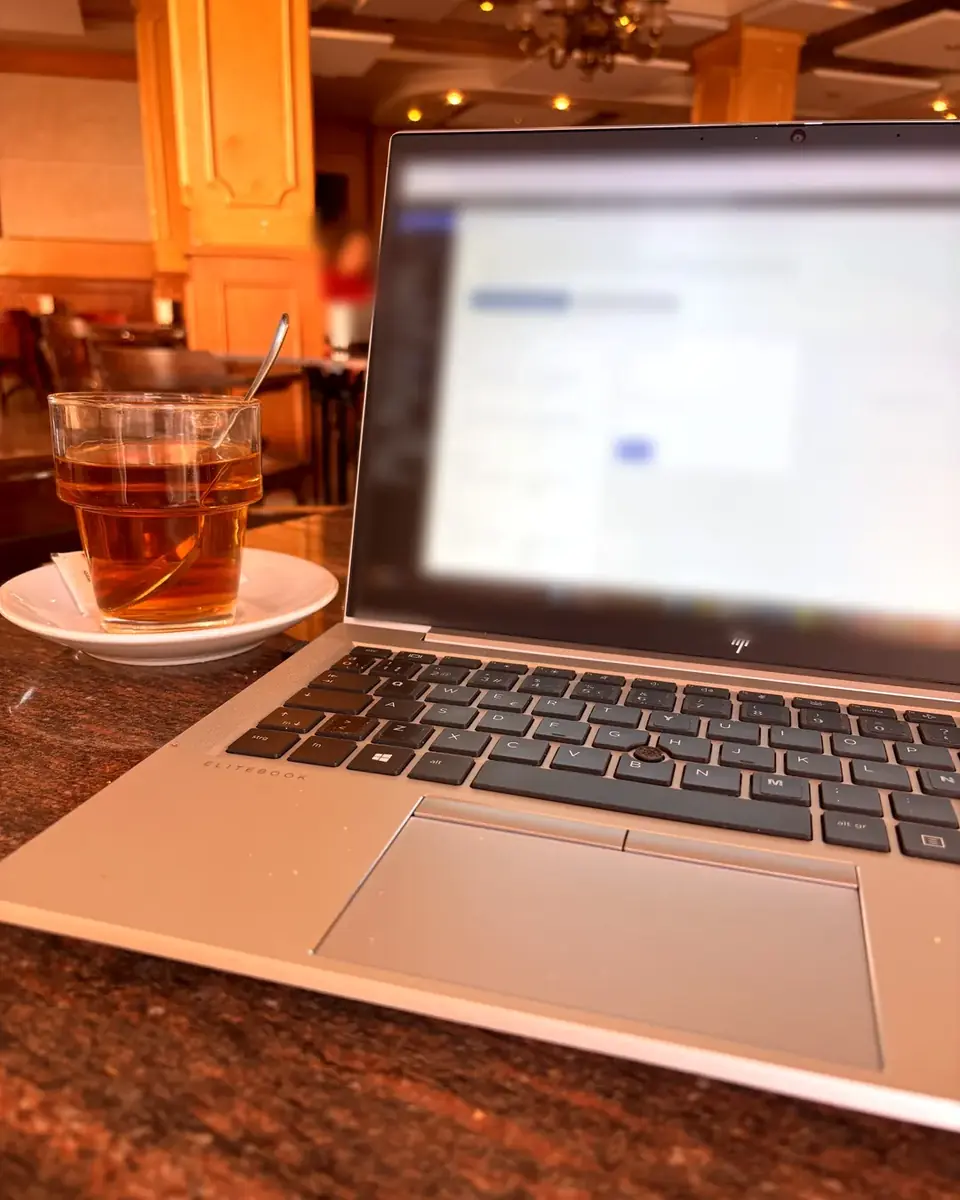 Consultora SEO trabajando con el portátil en una cafetería